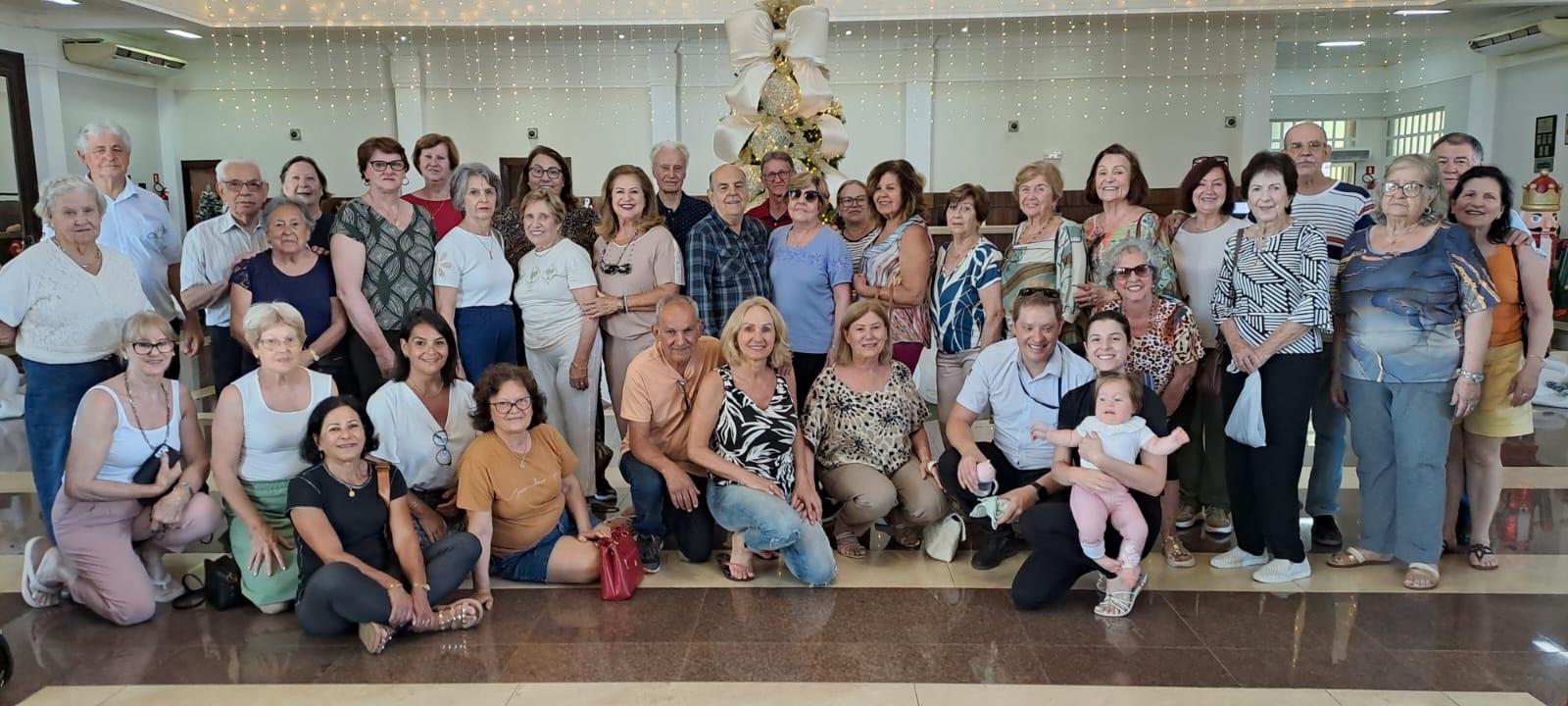 Equipe e viajantes da Alfa Turismo reunidos em confraternização de fim de ano