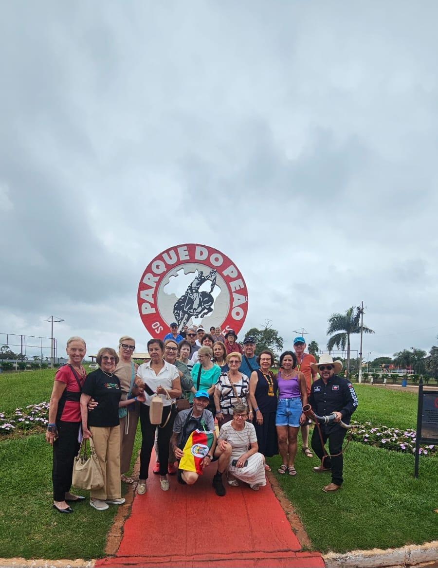Grupo da Alfa Turismo em excursão ao Parque do Peão, em Barretos