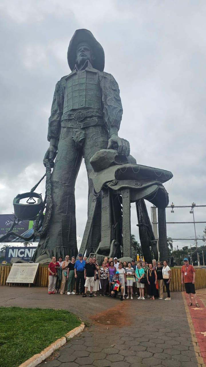 Grupo da Alfa Turismo junto à estátua do peão, em Barretos